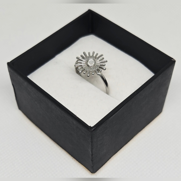 Silver Tone Sunburst Crystal Statement Ring Size 8 - Picture 2 of 10